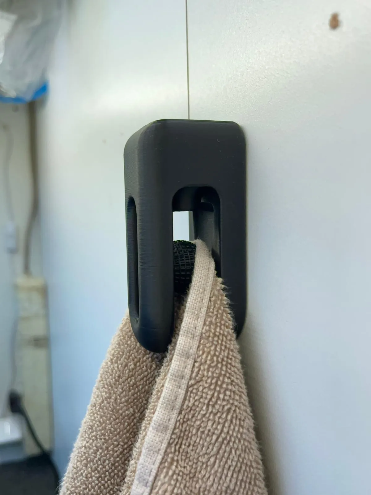 SELF-LOCKING HANGER view 2