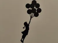 Fillette aux ballons — décoration murale — photo 1