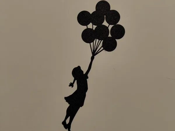 Fillette aux ballons — décoration murale