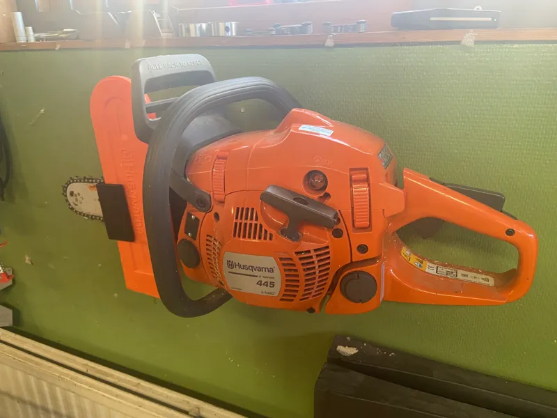 Chainsaw holder/ wallmount