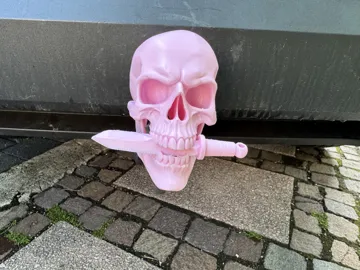Adorno temático: Skull with Dagger Trailer Hitch Cover — vista de referencia 3