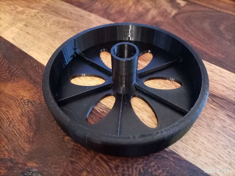 Simple wheel with reinforcements