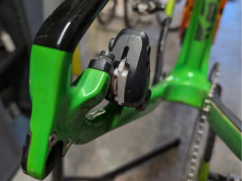 Bleeding spacer for clean Shimano 2 pistons
