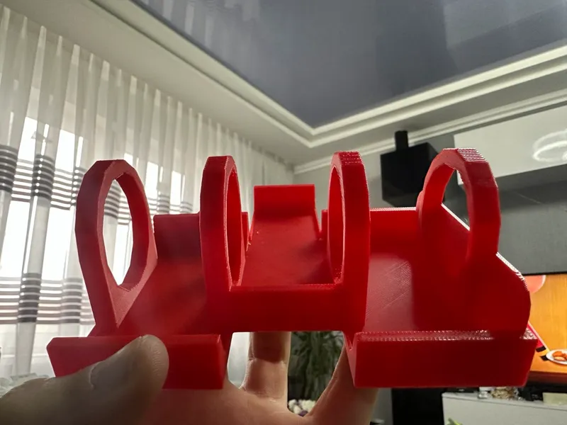 Кound croissant holder for a coffee shop