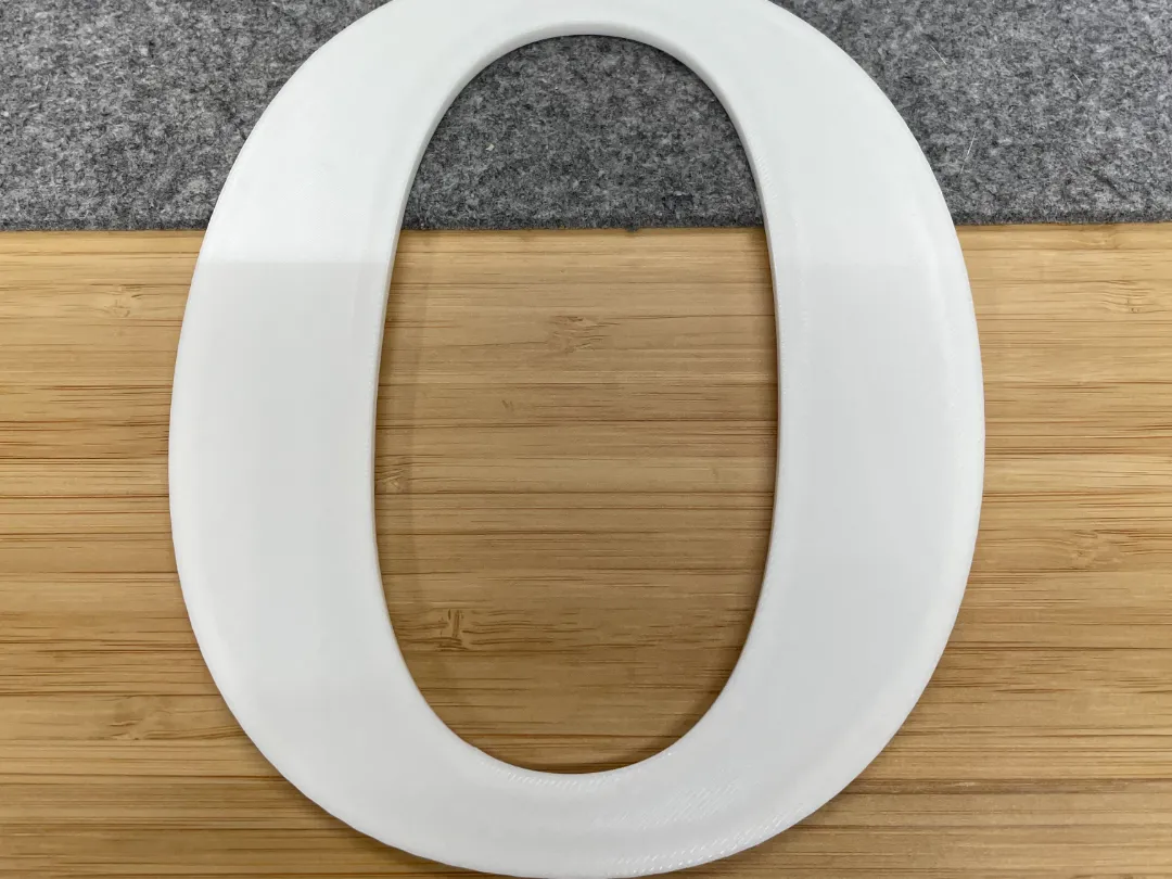 Grande lettre décorative O