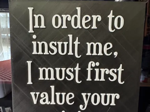 Letrero o emblema decorativo: In order to insult me... — referencia de MakerWorld