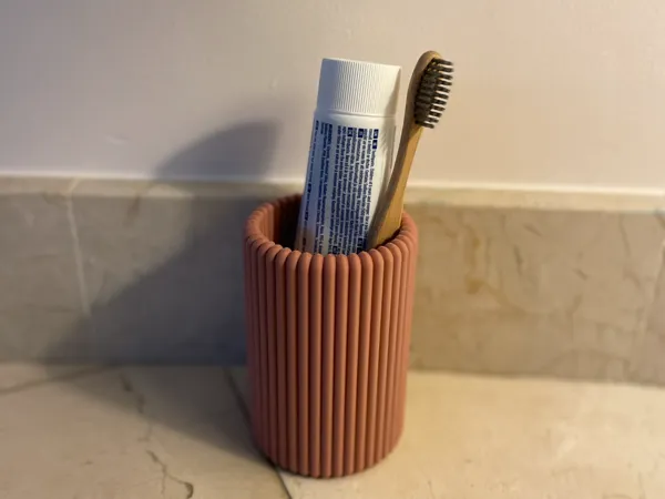 Porte-brosse à dents et dentifrice à cannelures
