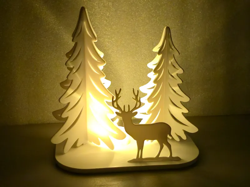 Weihnachtskomposition mit Hirsch in Bäumen 4