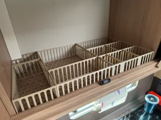 Knaus Südwind 580 (QS) Boxen Küchenschrank links