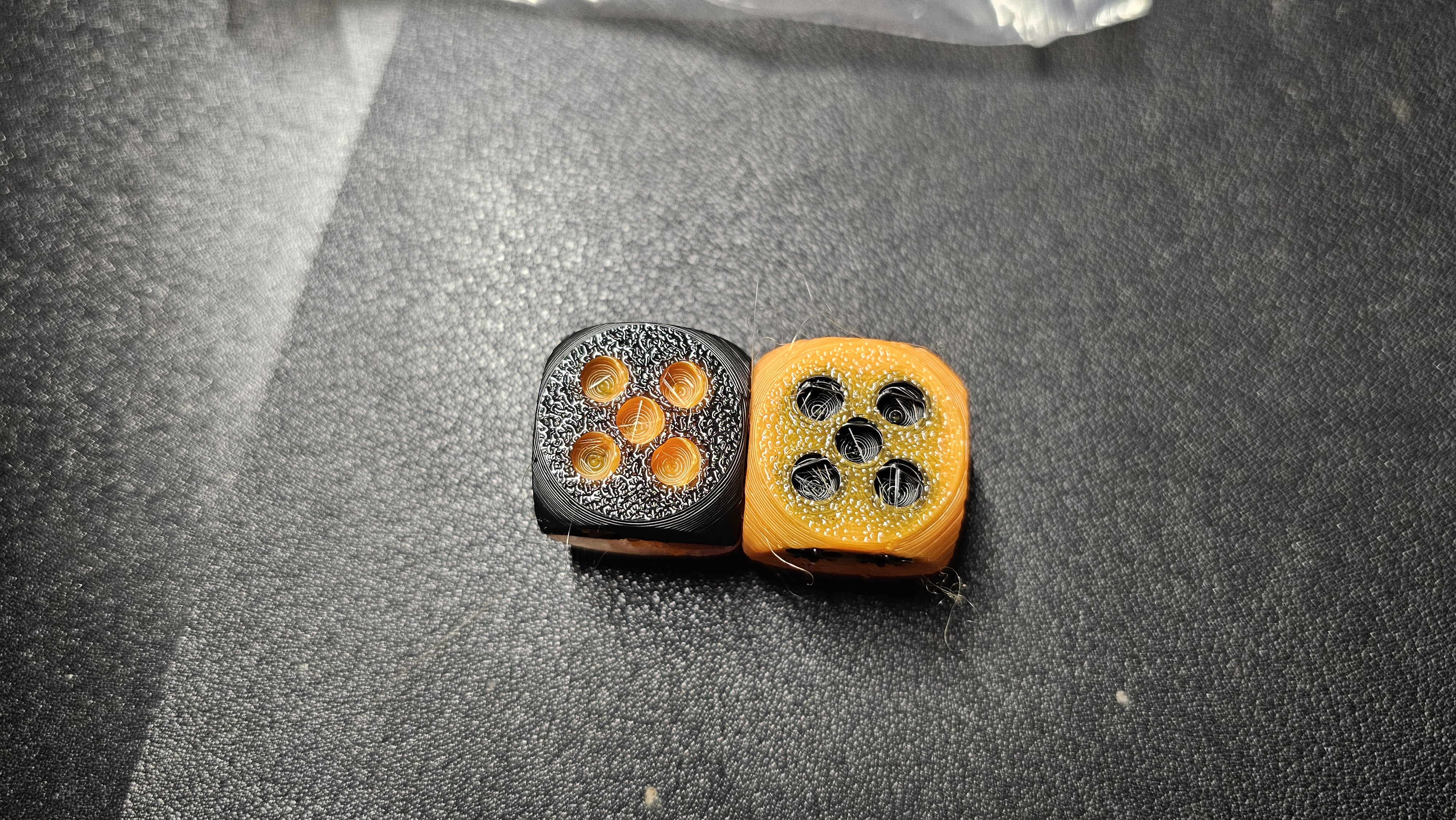 Miniatura 3 do modelo 3D Two-color dice