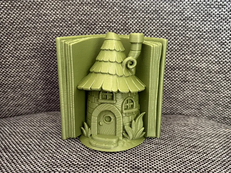 Feenhaus in einem Märchenbuch