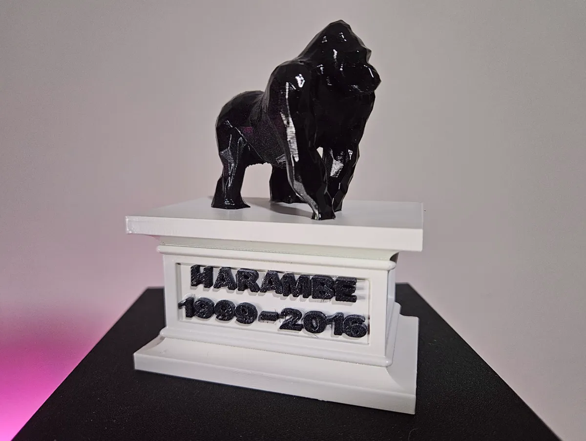 Autel low poly en hommage à Harambe