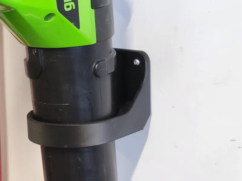 Universal customizable handheld leaf blower mount