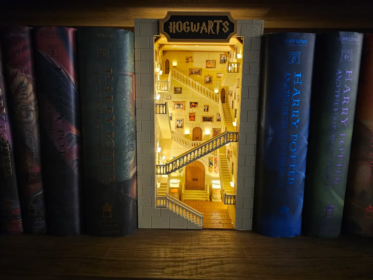 Harry Potter Hogwarts Book Nook view 3