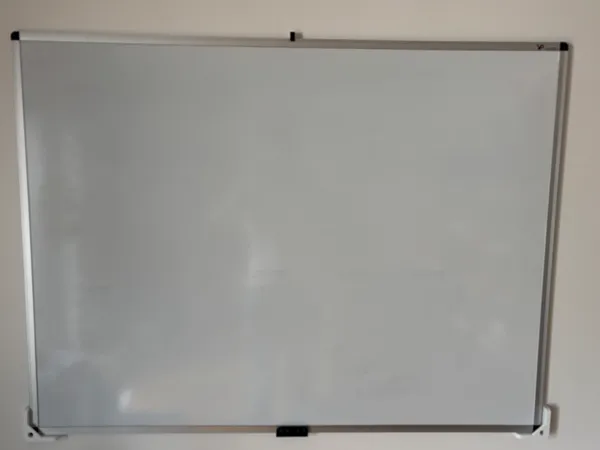 Kit de fixation murale pour tableau blanc