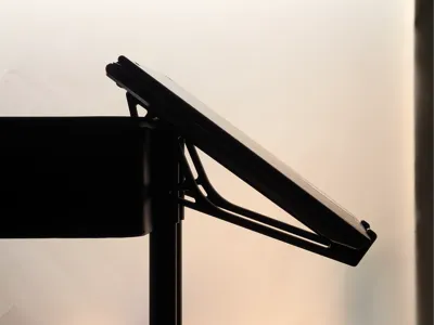 SVÄVA – A hanging laptop stand for the IKEA RÅSKOG