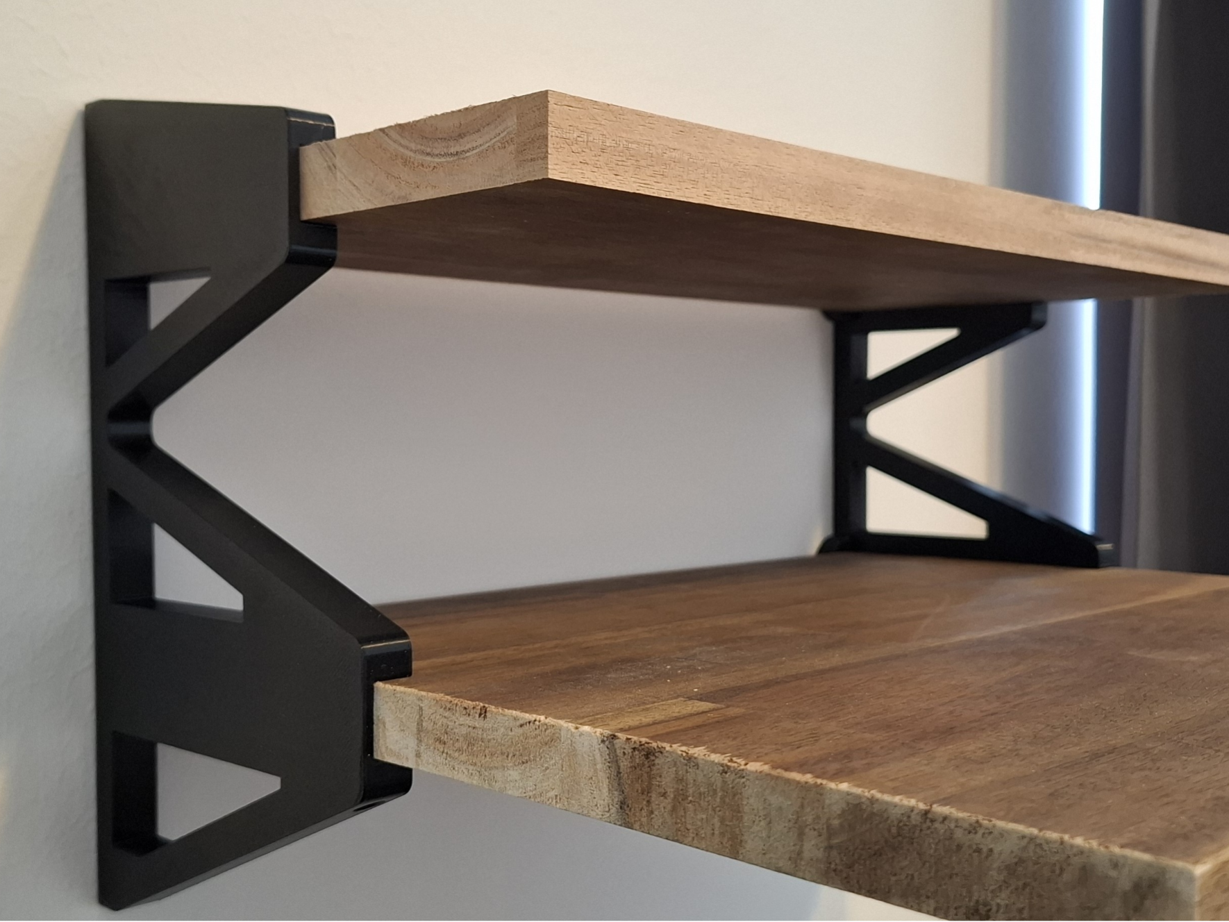 Shelf bracket for two 18mm shelves