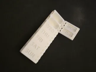 Low profile weekly pill box