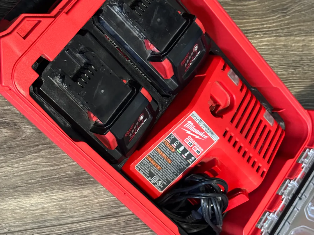 Milwaukee PackOut Charger and M18 Battery  Insert by mattfl MakerWorld: Download Free 3D Models - 3D model önizlemesi