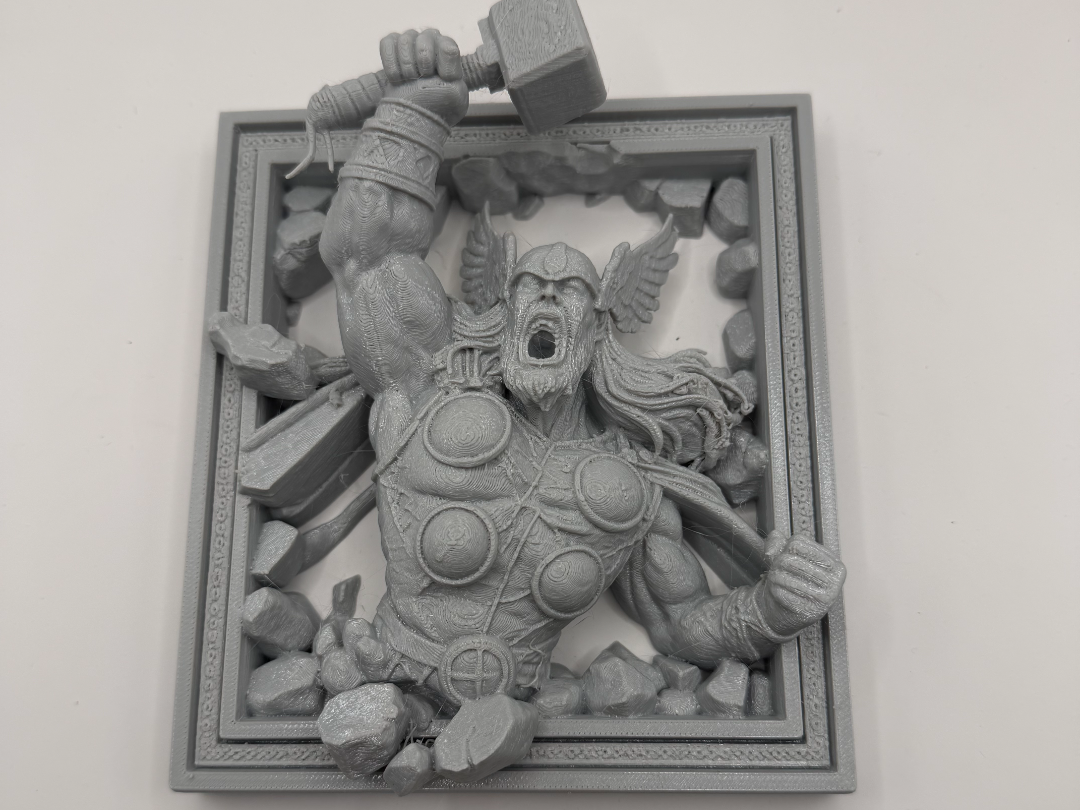 Thor mit Hammer – Mächtige Wandfigur im Rahmen