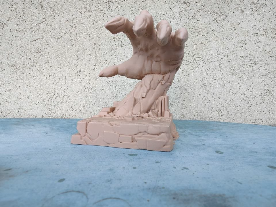 Dark Fantasy Watch Stand – Demonic Hand Sculpture