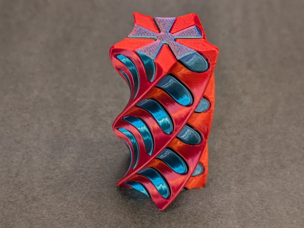 Objeto manipulable: Impossible Passthrough Spiral - Free to Sell. Referencia del modelo original.