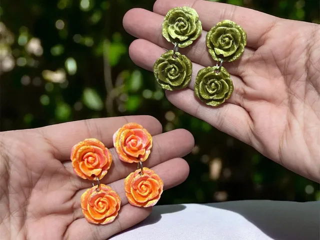 Pendientes flor rosa pegados en la oreja