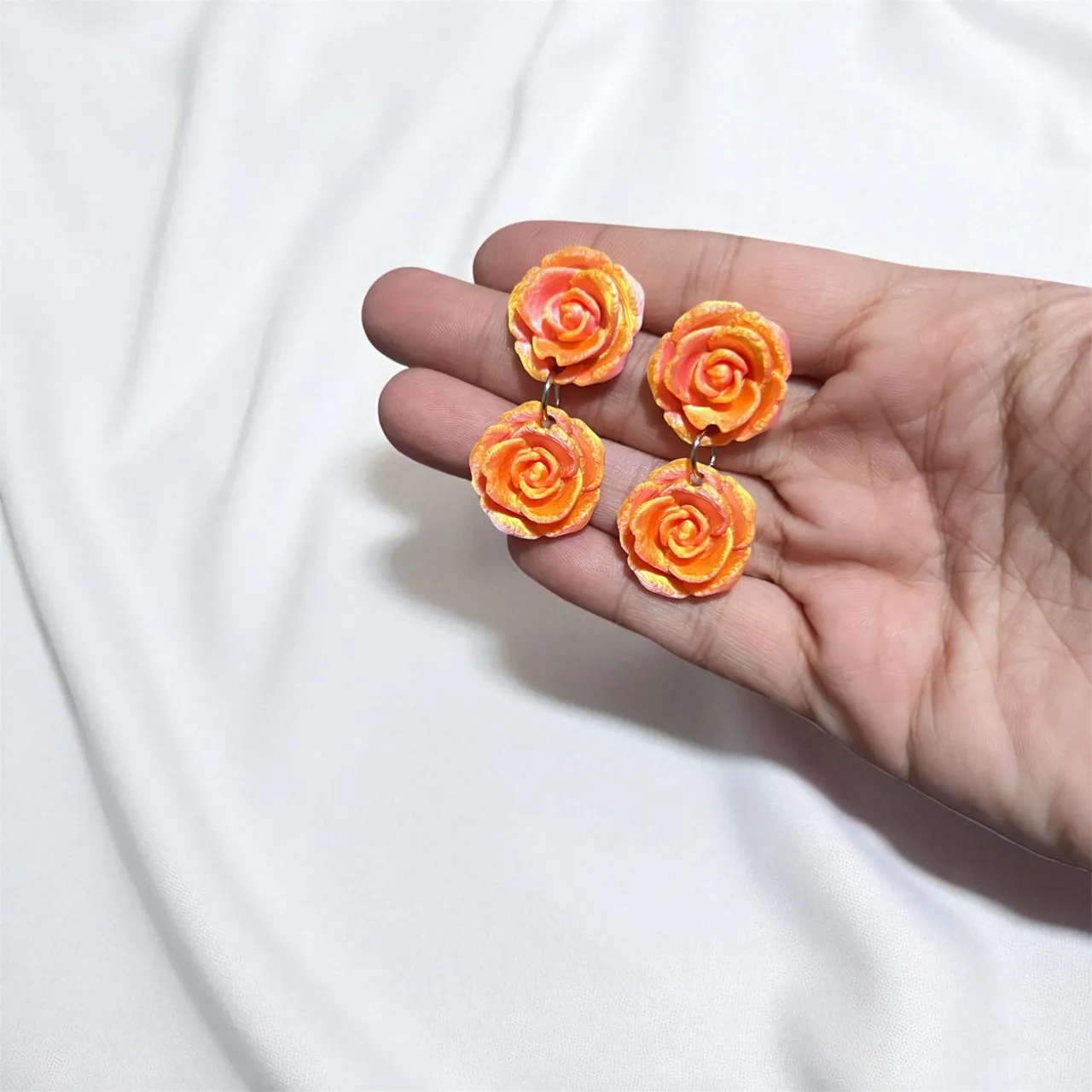 Pendientes flor rosa pegados en la oreja view 2