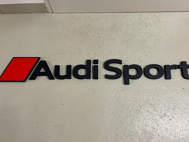 Audi Sport Wandschriftzug