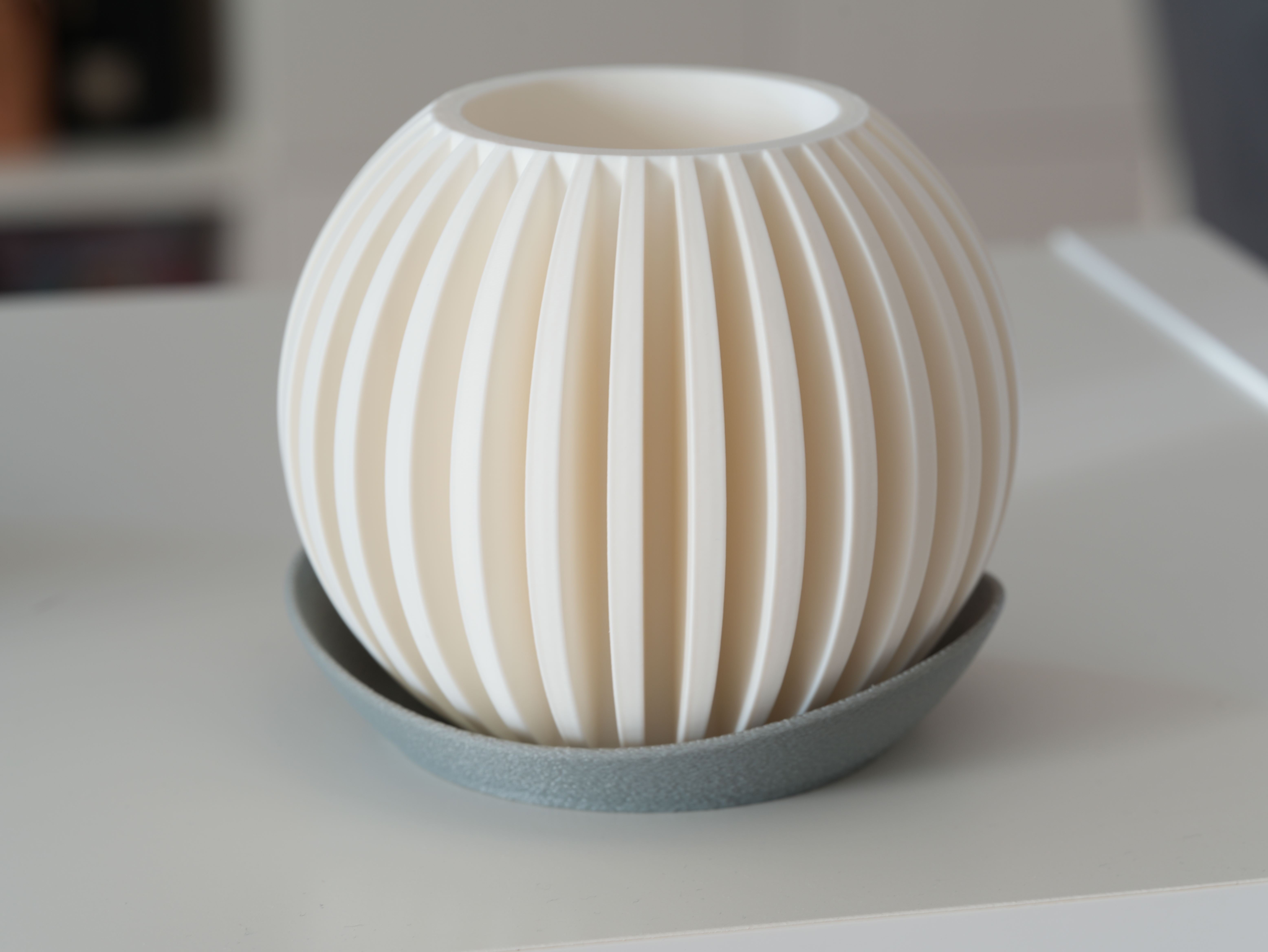 Miniatura 2 do modelo 3D Lumen Planter - Ribbed Sphere Plant Pot | Japandi