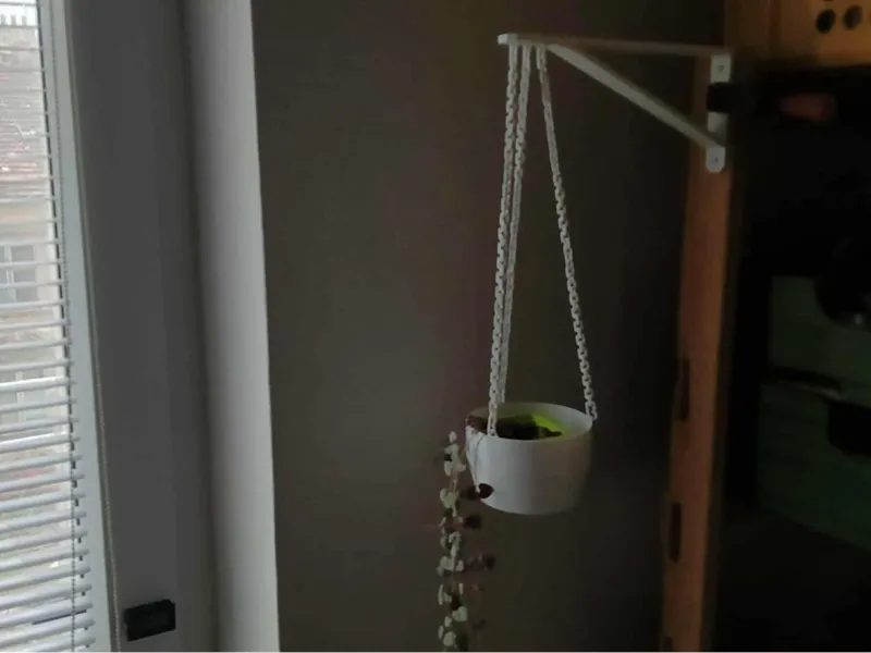 Hanging flower pot with print in place chain