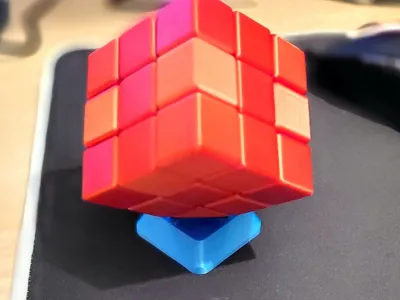 Cube Stand – Scalable for Any Size