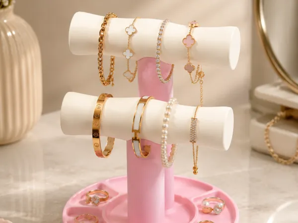 Range-bijoux moderne à plateau