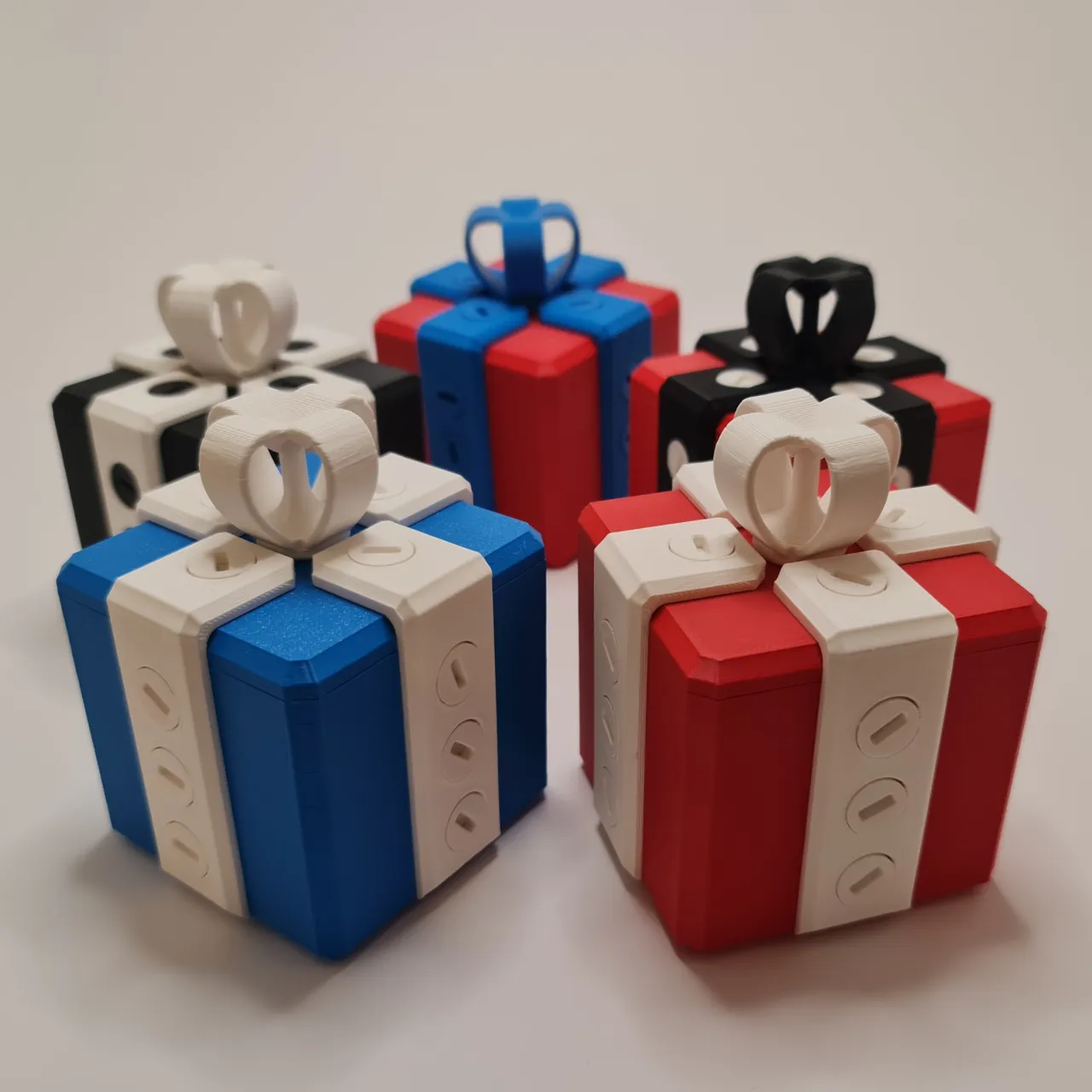 Giftbox locked with screws view 3