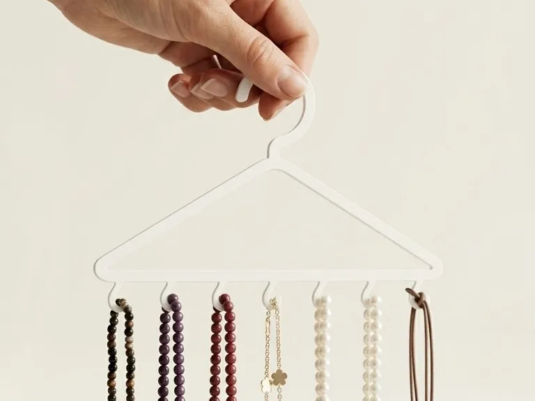 NECKLACE HANGER
