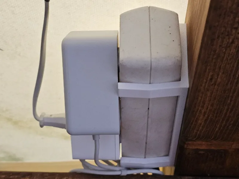 Wandhalter für Steckdosenleiste mit kleinem Winkel