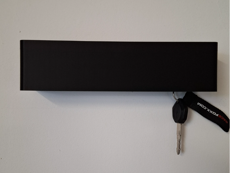 Minimalistisches Schlüsselbrett mit Ablage