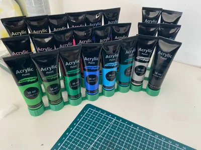 Acrylic paint holder