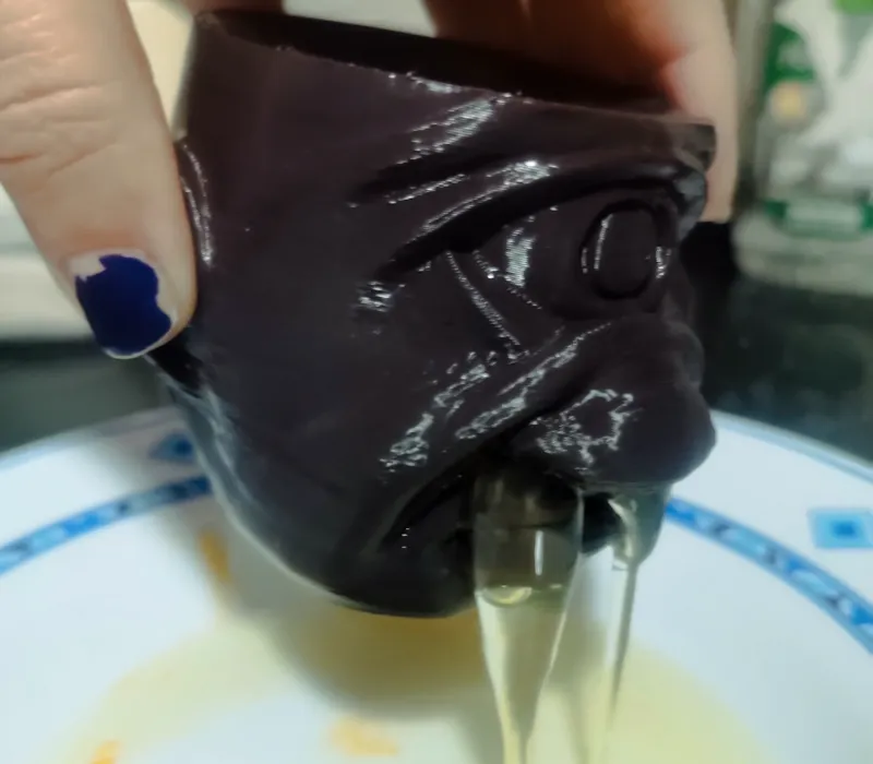 separa claras de huevo (separates egg whites)