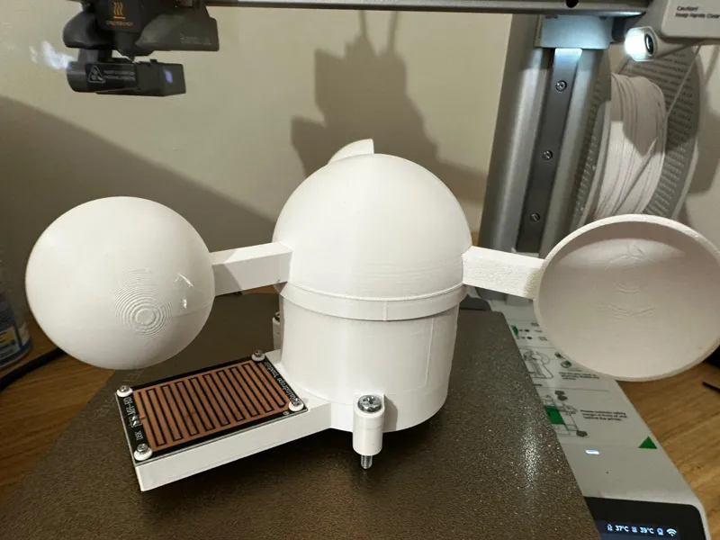 Anemometro con sensore di pioggia e modulo WiFi.