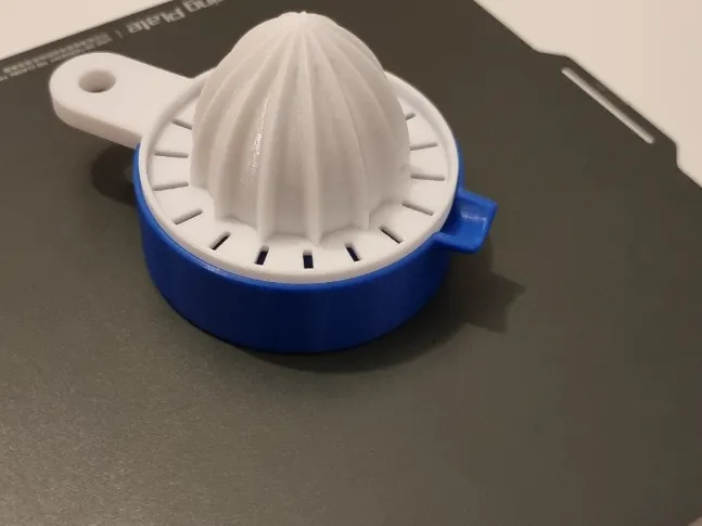 Simple lemon squeezer