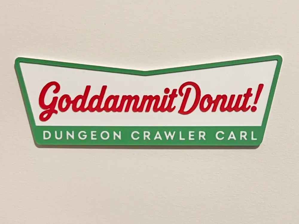 Letrero o emblema decorativo: Goddammit Donut! – DCC Donut Shop Sign. Referencia del modelo original.