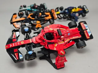 Foldable display stand for Speed Champions F1 cars