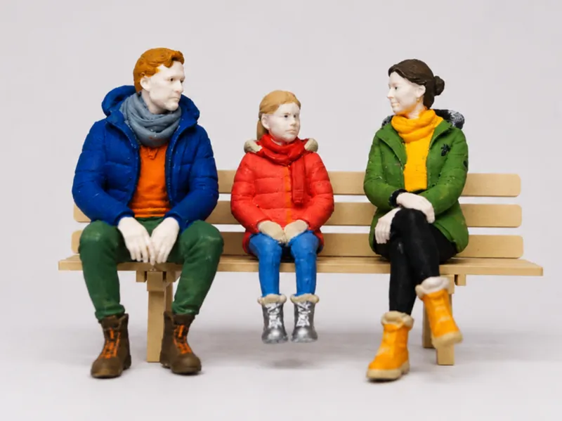 sitzende Familie Wintermotiv LGB Gartenbahn 1:22,5