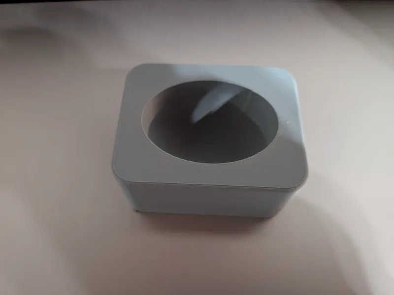 Inverted bottle holder for oval top bottle
