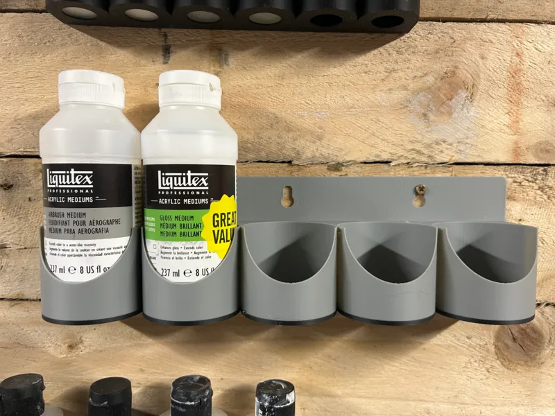 Liquitex bottle 237 ml 8 US floz wall stand.