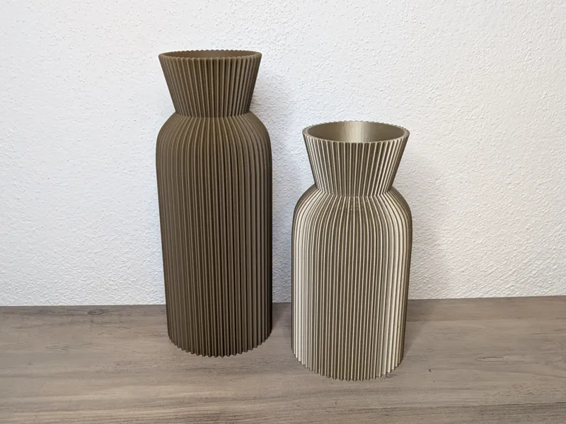 Moderne Vase mit Rillenstruktur