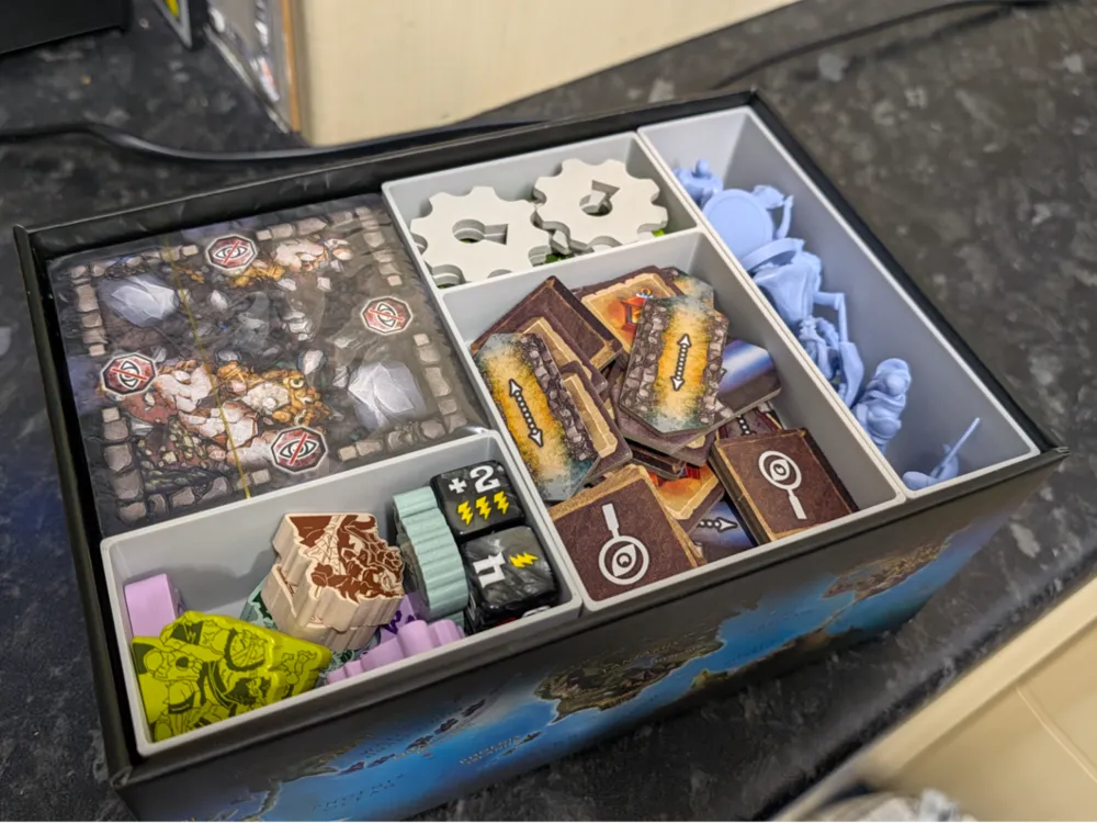Caja o estuche: Tiny Epic Dungeons Adventures - Box Insert. Referencia del modelo original.