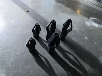 Auto releasing screw holder