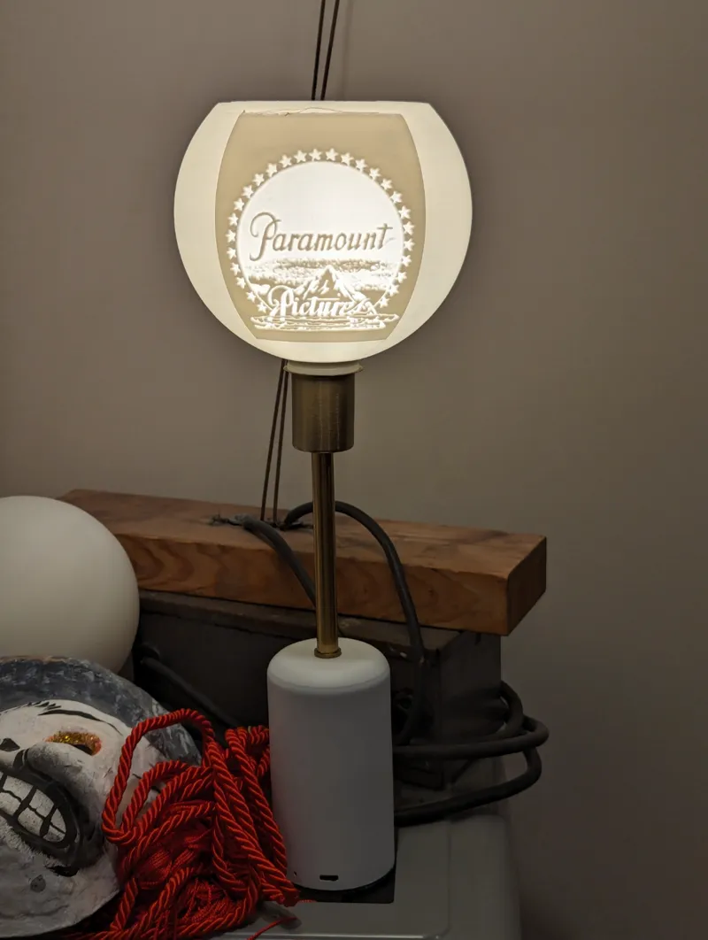 Lithophane circular lampshade for battery lamp
